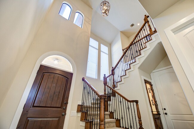 Building Photo - Tuscan-style 3 bedroom home in gated commu...