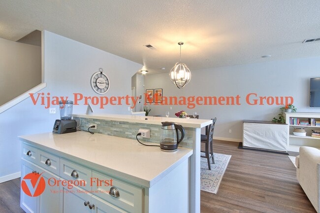 Building Photo - 825 NE Wheelock Pl