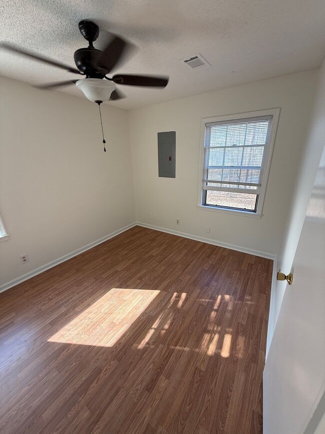 Building Photo - Whimsical in Lake Wildwood