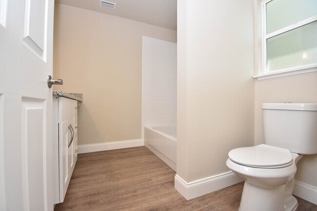 Building Photo - Luxury 3BR/3.5BA Townhome with Garage – Built in 2018