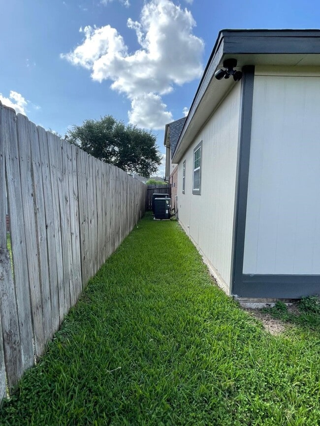 Building Photo - 711 Chaseway Dr