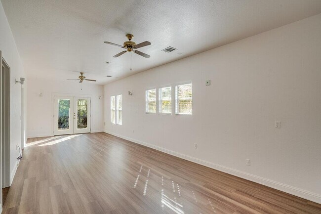 Building Photo - 809 Theresa Ave