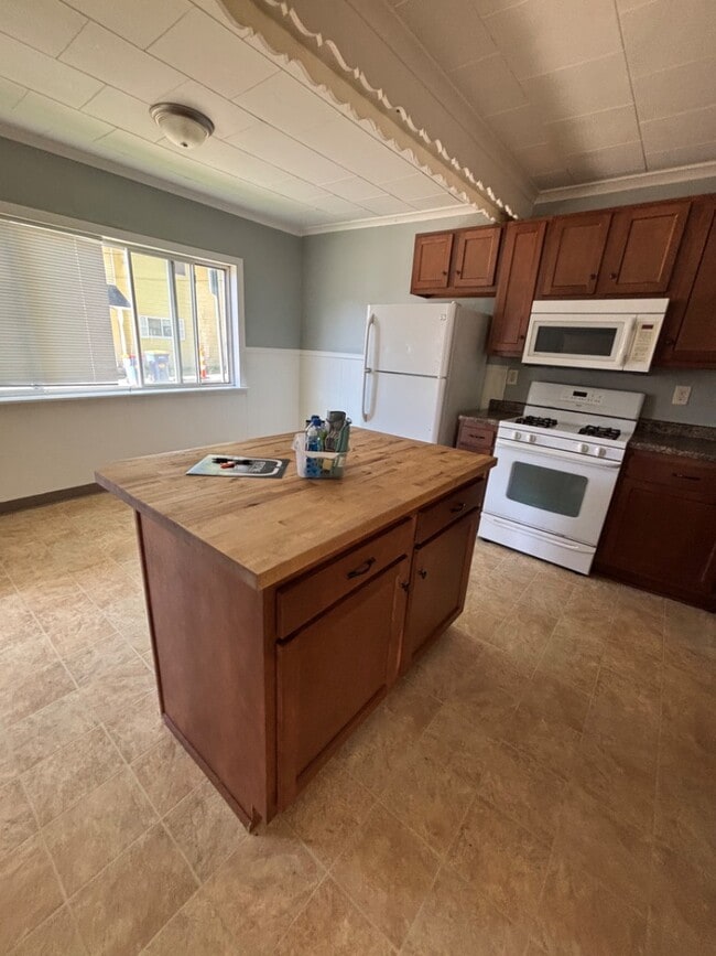 Building Photo - 703 Fremont Ave NW