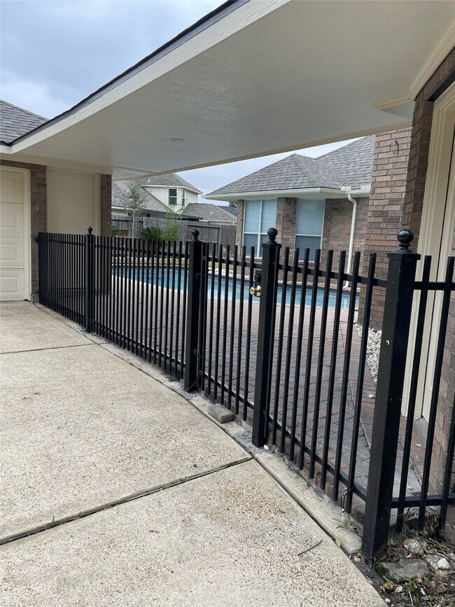 Building Photo - 5622 Lake Pl Dr