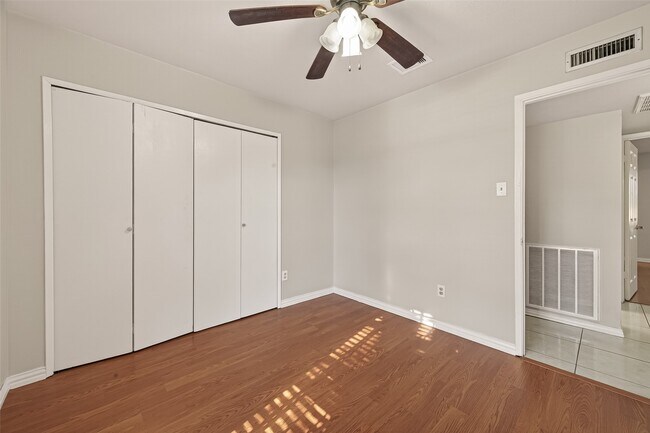 Building Photo - 6206 Homeview Dr