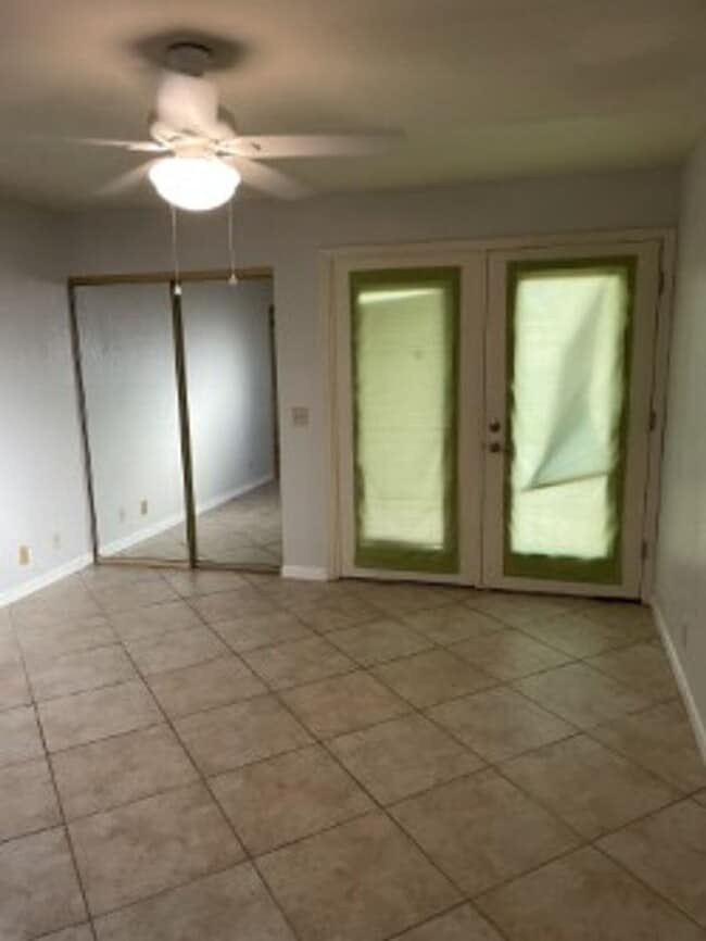 Building Photo - Spacious 3 bedroom, 3 bath, condo with a l...