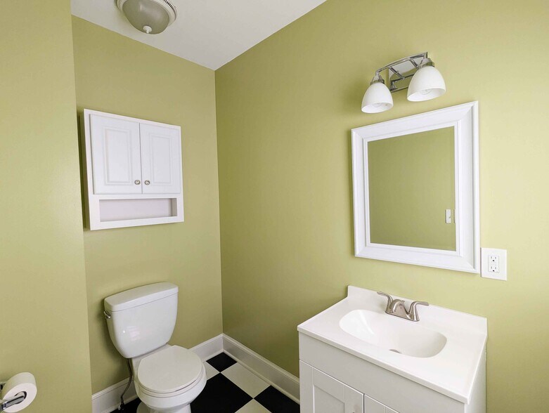 1st Floor Powder Room - 1497 Lauderdale Ave