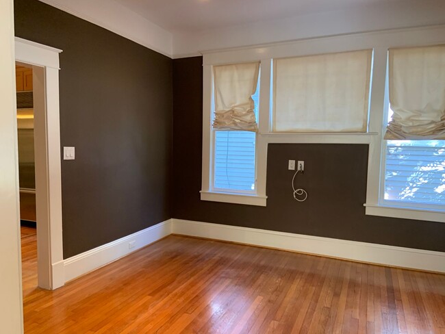 Building Photo - First Floor Unit For Rent Near UNCG!