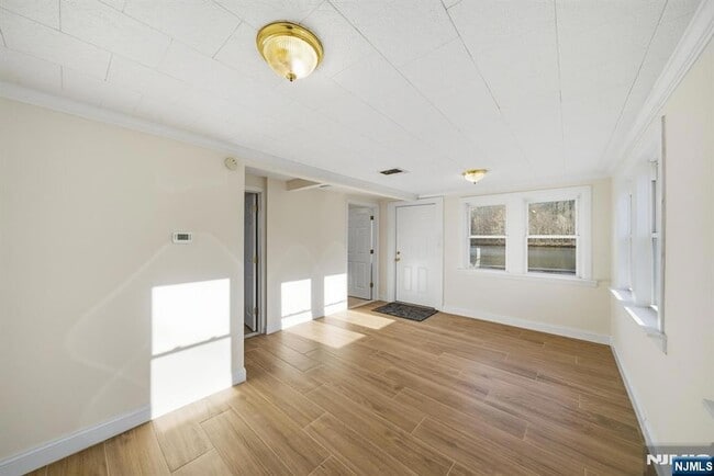 Building Photo - 75 Lakeview Terrace