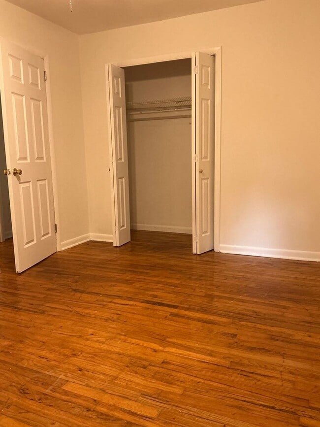 Building Photo - 3 bedroom 2 bathroom house conveniently lo...