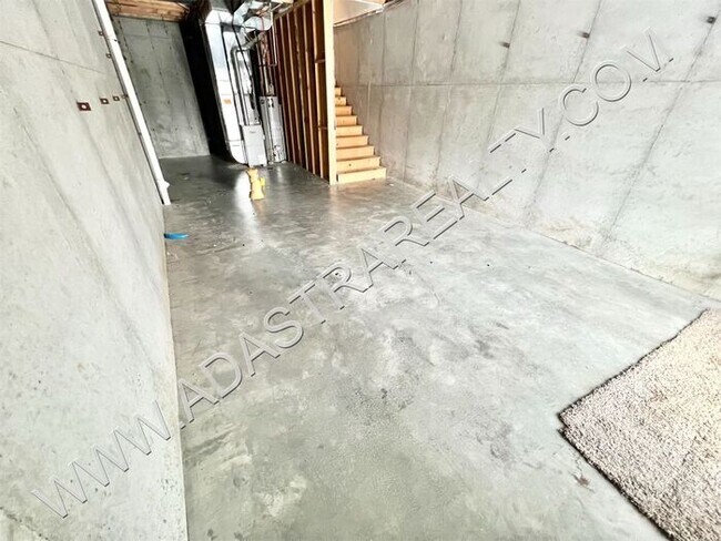 Building Photo - Beautiful and Spacious Olathe Townhome-Available in AUGUST!!!