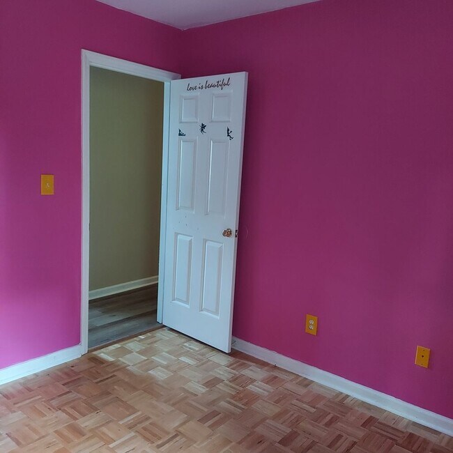 Building Photo - 1230 Briardale Rd