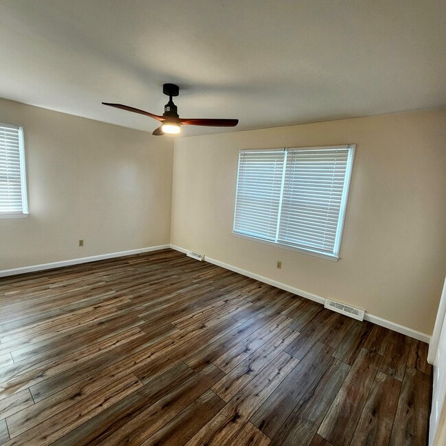 Building Photo - 636 Longview Rd