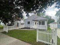 Building Photo - 2033 Wrenson St
