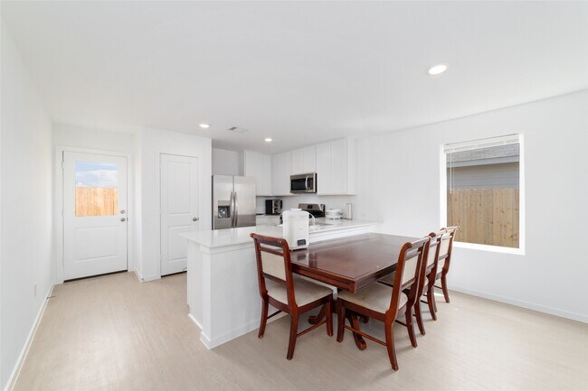 Building Photo - 12410 Mountain Daisy Rd