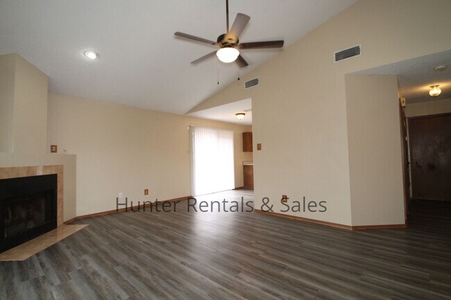 Building Photo - Willowsprings Two Bedroom Cutie!