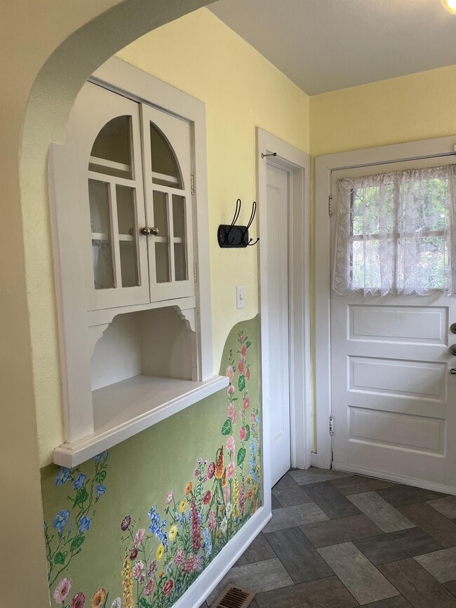 Building Photo - 437 Maple St NE