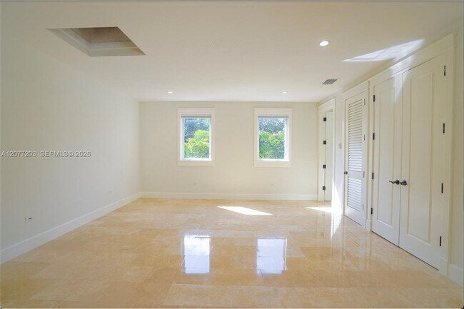 Building Photo - 530 Valencia Ave