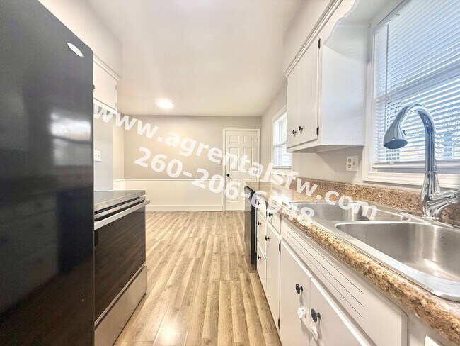 Building Photo - 3 Bedroom House