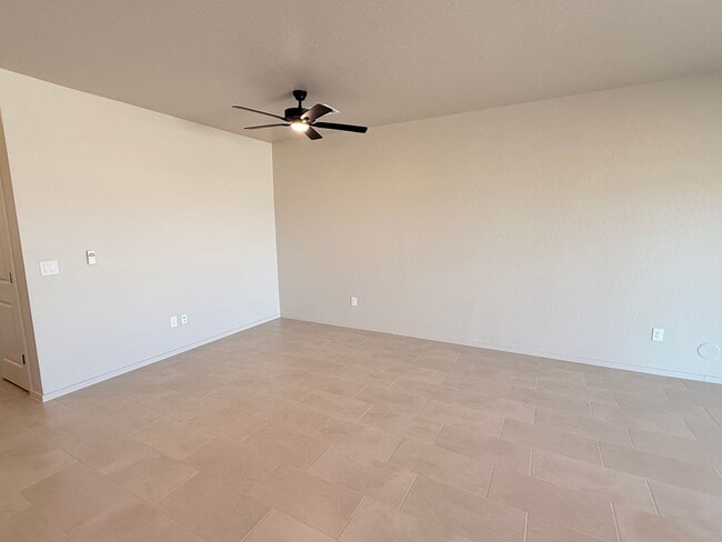 Building Photo - New Home Metro Verde