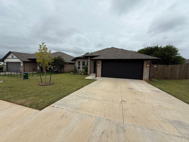 Building Photo - Don't Miss this STUNNING, true 4 bed, 2 ba...