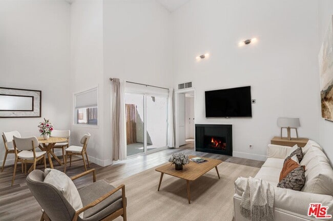 Primary Photo - 1339 N Columbus Ave