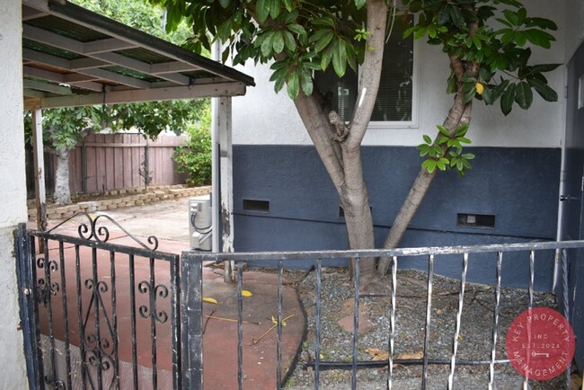 Building Photo - Charming Two-Bedroom, One-Bath Unit – Avai...