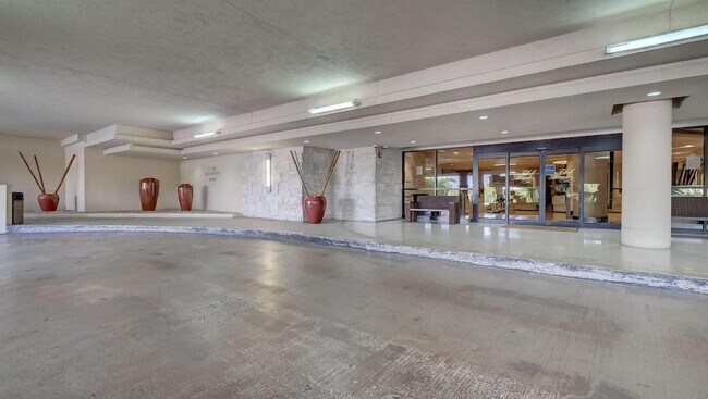 Building Photo - 2555 Collins Ave