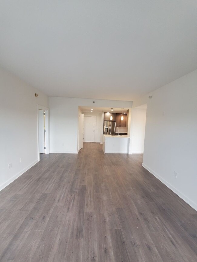 Building Photo - Renovated, centrally located and with lots...