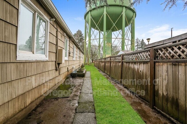 Building Photo - 7016 N Amherst St