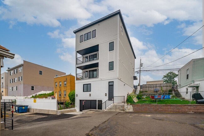 Building Photo - 6719 Meadowview Ave