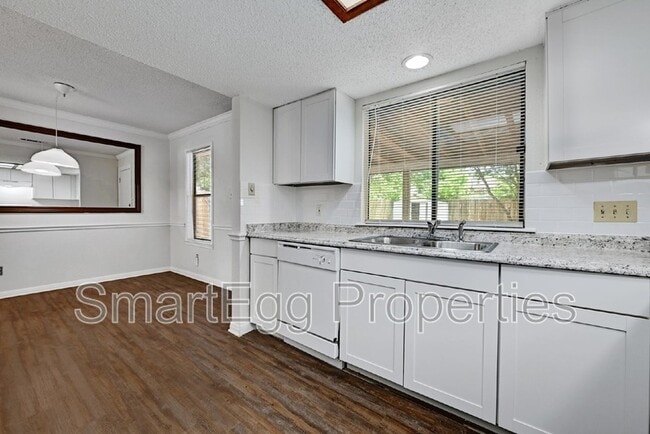 Building Photo - 1612 Broadmoor Dr