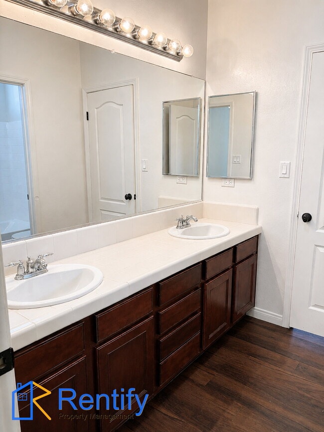 Building Photo - 4 bed, 2.5 bath home in NW Bakersfield - Gardener included