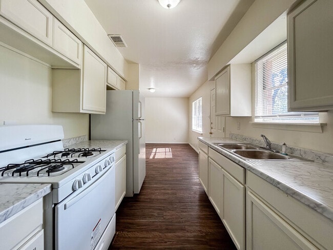 Building Photo - 3805 Atlas Dr
