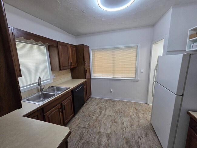 Building Photo - Charming 3-Bedroom Property in Prime Location