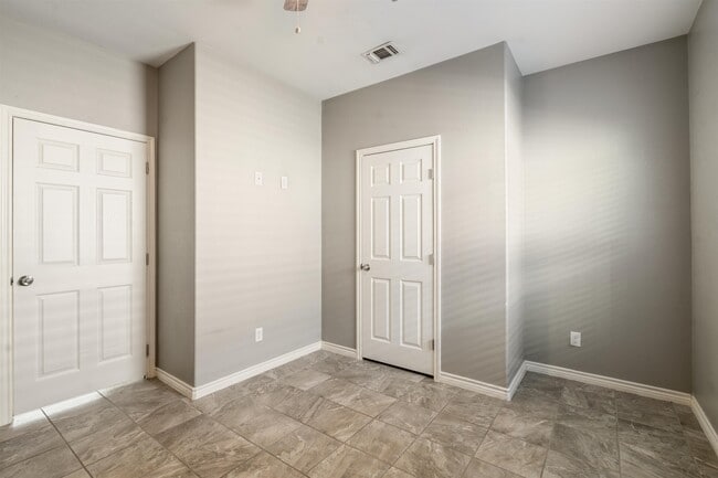Building Photo - 1013 Tesoro Hills