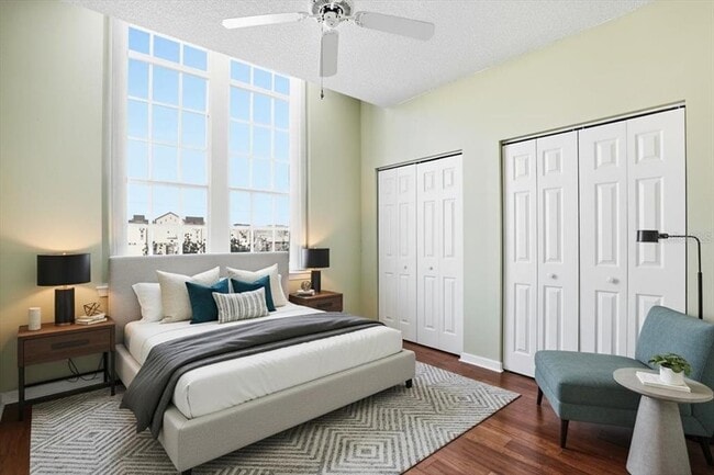 Building Photo - 701 Mirror Lake Dr N