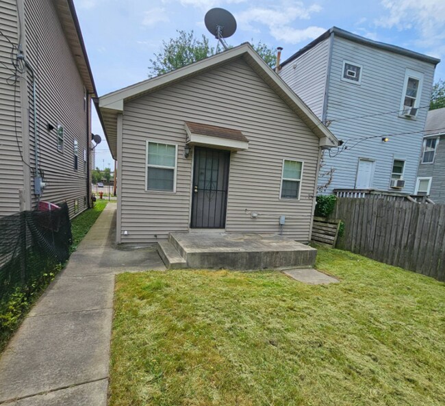 Building Photo - Available 8/1- Single Family home 2Bed 1ba...