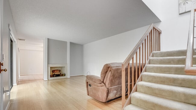 Building Photo - 121 1st Ln