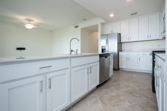 Building Photo - Riverfront Condo - 2 bed - 2 bath for rent