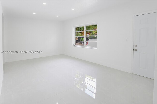 Building Photo - 995 SW 14th Ave