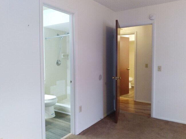 Building Photo - PRICE IMPROVEMENT!!  3/2 2nd floor Villa