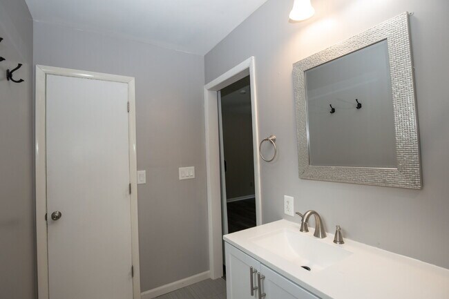 Building Photo - "Charming 3-Bedroom Retreat with Granite Touches and Cozy Fireplace on Winchester Rd!"