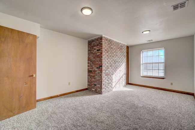 Building Photo - Beautiful 2 bed Ranch style home on 5 acres!