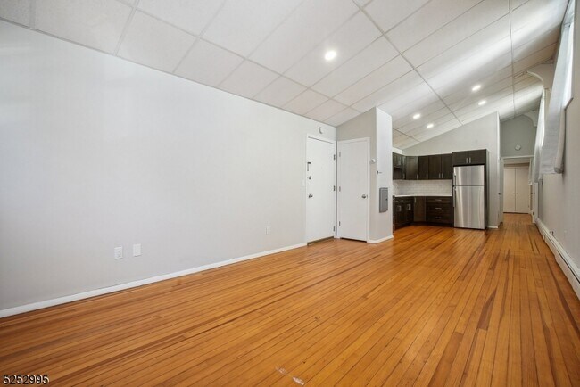 Building Photo - 180 Maplewood Ave