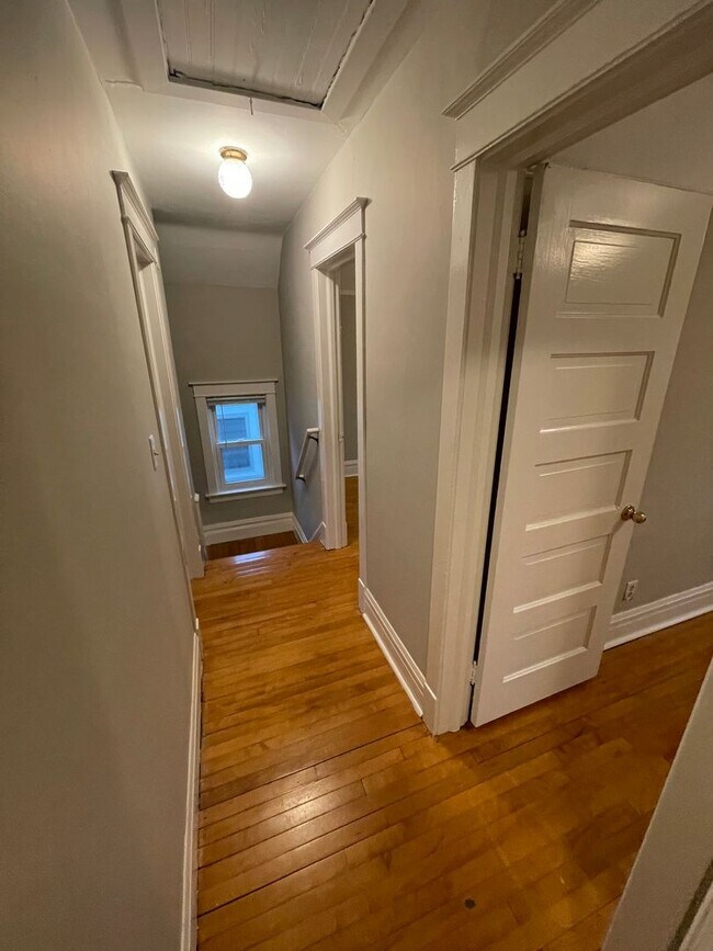 Building Photo - AVAILABLE Immediately! - Gorgeous 3 Bedroom 1 Bath Single Family Home!