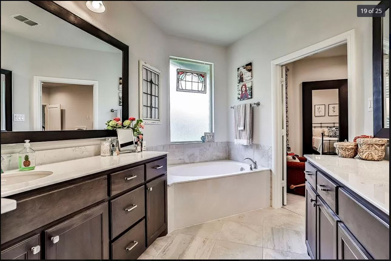 Master Suite Full Bath - 808 Parkside Dr