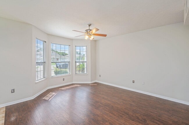 Building Photo - 17 Chatelaine Cir SE
