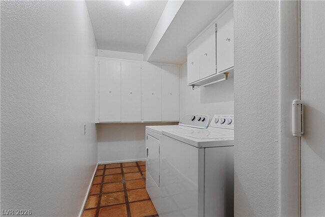 Building Photo - 908 Vegas Valley Dr