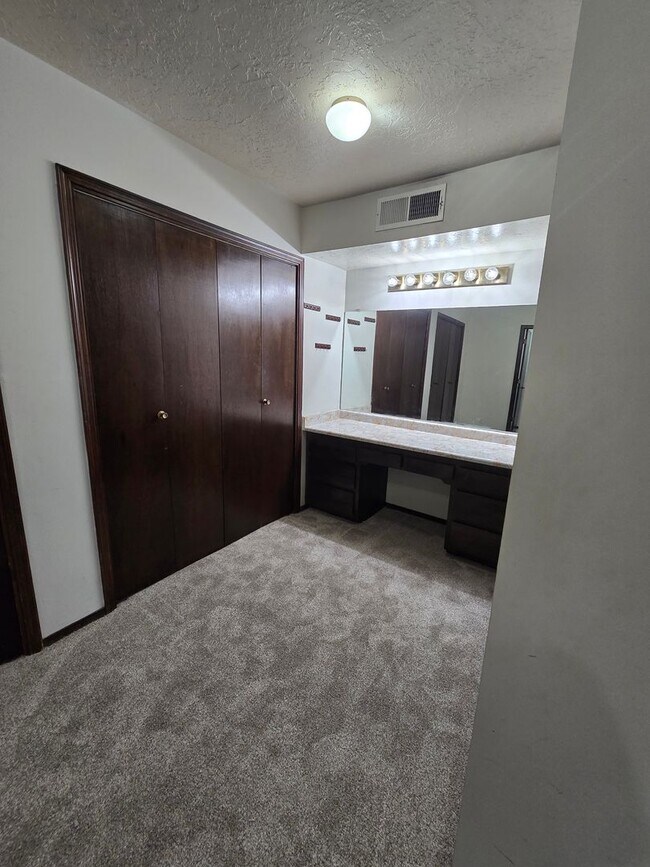 Building Photo - 2 bedroom, 2 bath in NE